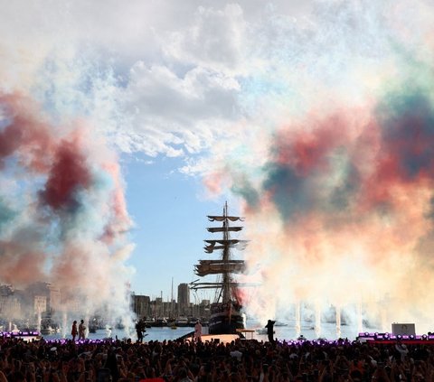 FOTO: Meriahnya Penyambutan Api Obor Olimpiade 2024 di Paris yang Dibawa Kapal Layar dari Abad ke-19 Prancis