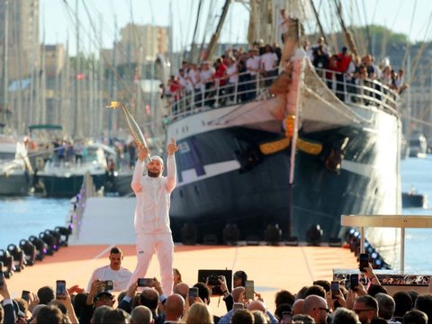 FOTO: Meriahnya Penyambutan Api Obor Olimpiade 2024 di Paris yang Dibawa Kapal Layar dari Abad ke-19 Prancis