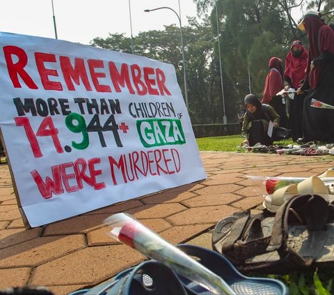 FOTO: Tangis Mahasiswa IPB Tuntut Hentikan Genosida Israel di Jalur Gaza saat Aksi Solidaritas Palestina