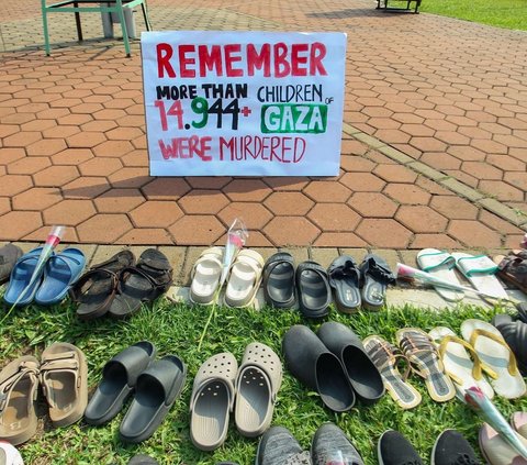 Sebuah poster memperlihatkan jumlah korban anak-anak yang tewas, hampir di angka 15.000 jiwa saat aksi menentang agresi Israel ke Palestina di Kampus IPB Darmaga, Bogor, Kamis (09/05/2024). Foto: merdeka.com / Arie Basuki