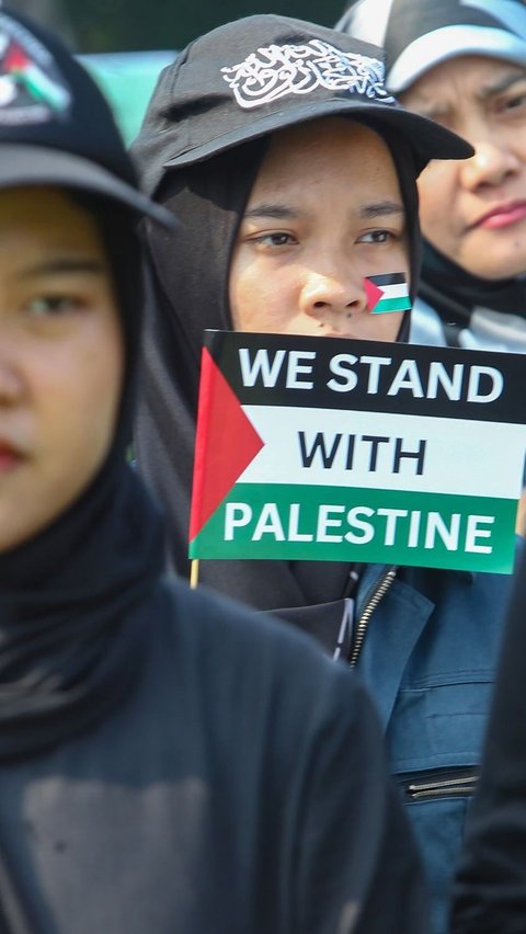 Ratusan civitas akademika Kampus IPB turun ke jalan untuk memberikan dukungan kepada warga Palestina yang sedang dijajah oleh pasukan Zionis Israel. Foto: merdeka.com / Arie Basuki