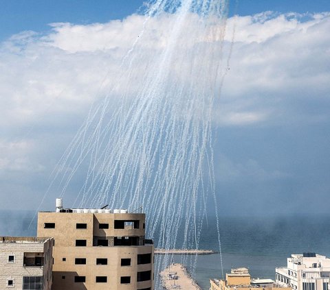 Israel juga menargetkan Rafah dengan bom fosfor putih, yang ilegal digunakan pada warga sipil dan infrastruktur sipil. Penggunaan bom fosfor putih juga dianggap kejahatan perang berdasarkan hukum internasional.