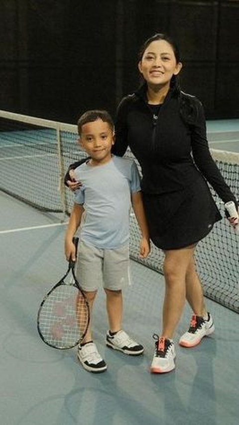 Foto-foto Xabiru Putra Rachel Vennya Belajar Main Tenis di Usia 6 Tahun, Bikin Sang Ibu Bangga Melihat Peningkatan Kemampuannya di Lapangan<br>