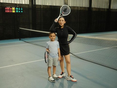Foto-foto Xabiru Putra Rachel Vennya Belajar Main Tenis di Usia 6 Tahun, Bikin Sang Ibu Bangga Melihat Peningkatan Kemampuannya di Lapangan