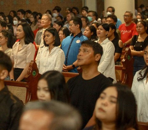 Umat Nasrani di Jakarta merayakan kenaikan Isa Almasih dengan mengikuti ibadah misa di Gereja Katedral di Jakarta, Kamis (9/5/2024). Ribuan umat memadati gereja untuk memperingati peristiwa penting dalam perayaan Kenaikan Yesus Kristus dengan tema 