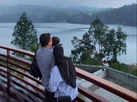 Momen Bahagia Nadya Mustika Traveling Bersama Suami dan Anaknya, Baby Bump Makin Terlihat