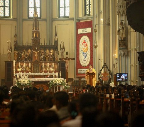FOTO: Misa Kenaikan Yesus Kristus di Gereja Katedral Jakarta Berlangsung Khidmat