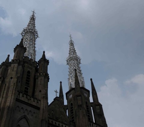 Gereja Katedral menggelar tiga sesi ibadah kenaikan Isa Almasih yaitu pada jam 06.00, 12.00 dan 18.00 WIB. Foto: Liputan6.com / Herman Zakharia<br>