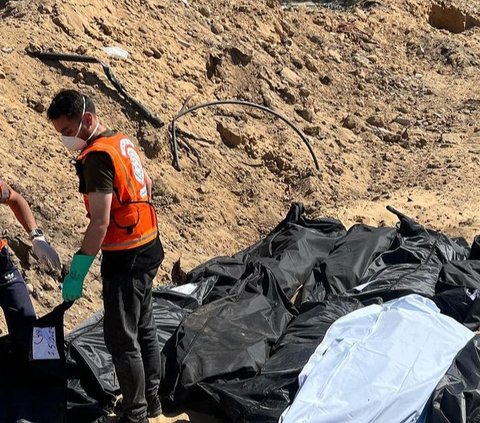 Puluhan Jasad Korban Kekejaman Israel Ditemukan di RS Gaza, Tenaga Medis Sampai Anak-Anak Dikubur Massal dengan Tangan Diborgol