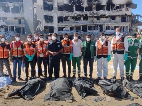 Puluhan Jasad Korban Kekejaman Israel Ditemukan di RS Gaza, Tenaga Medis Sampai Anak-Anak Dikubur Massal dengan Tangan Diborgol