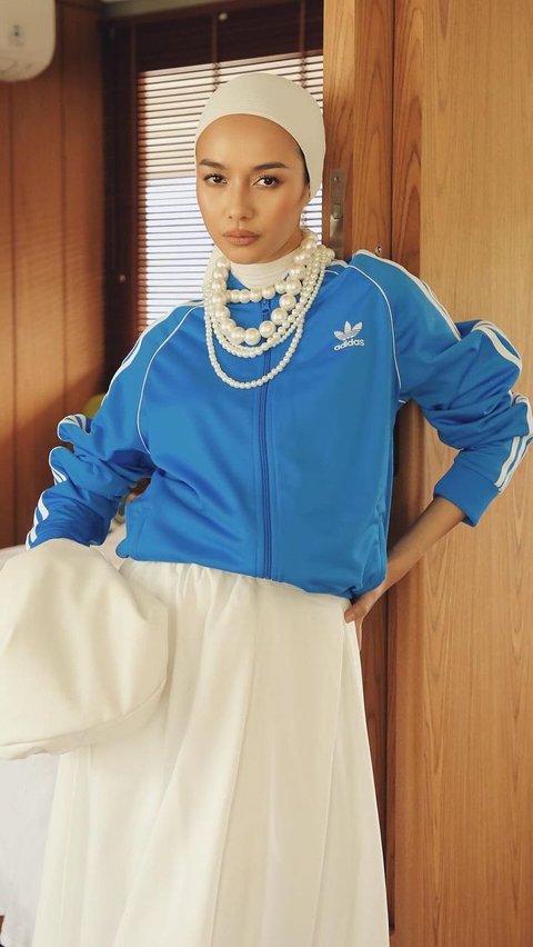 Styling Sporty Jacket with Fancy Look, Check out Vira Tandia's Model Style