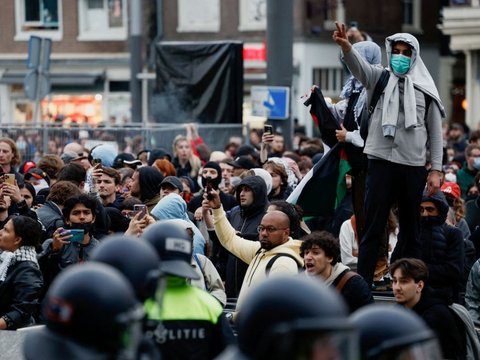 FOTO: Kericuhan Massa Mahasiswa Amsterdam dengan Polisi Pecah saat Aksi Membela Palestina