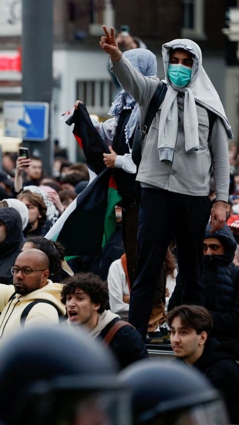 FOTO: Kericuhan Massa Mahasiswa Amsterdam dengan Polisi Pecah saat Aksi Membela Palestina