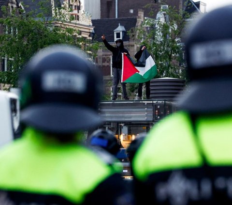 FOTO: Kericuhan Massa Mahasiswa Amsterdam dengan Polisi Pecah saat Aksi Membela Palestina