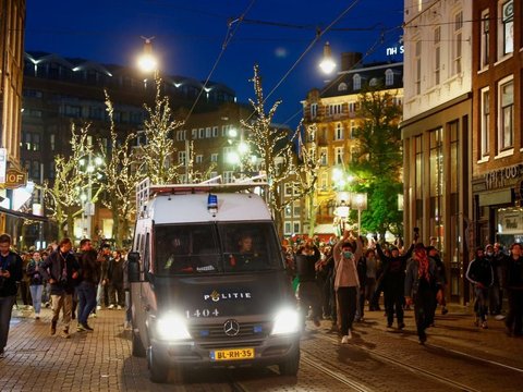 FOTO: Kericuhan Massa Mahasiswa Amsterdam dengan Polisi Pecah saat Aksi Membela Palestina