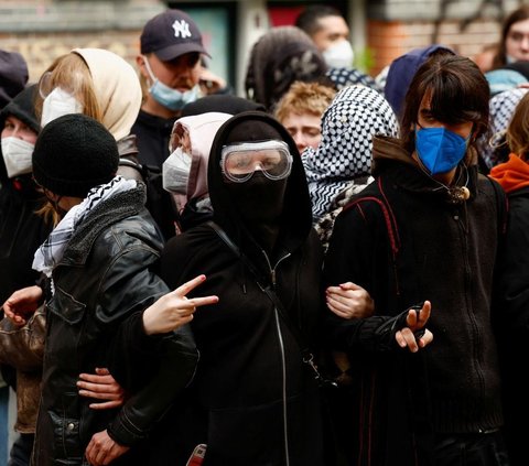 FOTO: Kericuhan Massa Mahasiswa Amsterdam dengan Polisi Pecah saat Aksi Membela Palestina