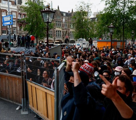 FOTO: Kericuhan Massa Mahasiswa Amsterdam dengan Polisi Pecah saat Aksi Membela Palestina