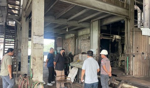 Kecelakaan kerja dialami tiga orang karyawan PT San Xiong Steel Indonesia di Jalan Lintas Sumatra (Jalinsum) KM 23, Desa Tarahan, Kecamatan Katibung, Lampung Selatan, Rabu (8/5).<br>