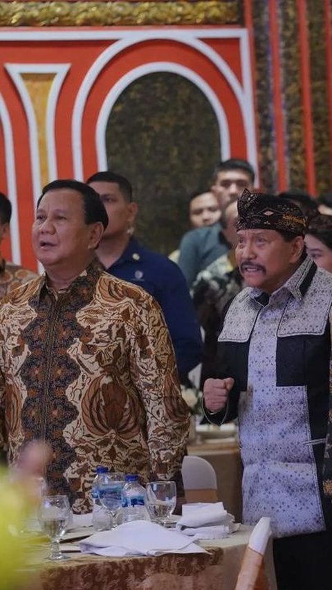 Tangan Prabowo Ditepuk Jenderal Sepuh saat Salaman, Muncul Eks Panglima TNI Era SBY Beri Hormat