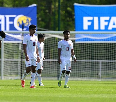 Timnas Indonesia U-23 kalah tipis 0-1 dari Guinea U-23 dalam pertandingan Playoff Olimpiade 2024 yang berlangsung di Clairefontaine-en-Yvelines, selatan Paris, Prancis, Kamis (9/5/2023). Foto: MIGUEL MEDINA / AFP<br>