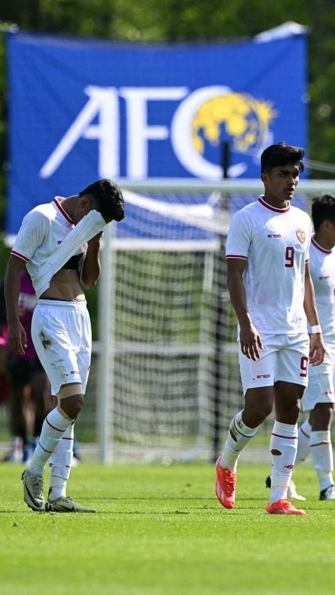 Hingga menjelang laga berakhir, tensi makin tinggi. Namun sayang pada akhirnya Indonesia U-23 tak bisa mencetak gol. Mereka dipaksa takluk 0-1 dari Guinea U-23. Foto: MIGUEL MEDINA / AFP
