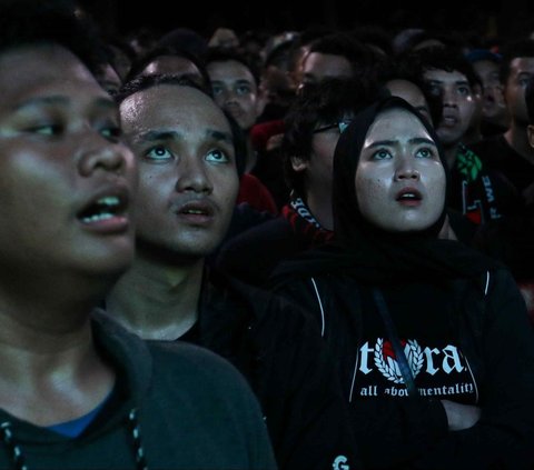 Pertandingan playoff Olimpiade Paris antara Timnas Indonesia U-23 melawan Guinea U-23 berlangsung sengit dan mendebarkan. Warga yang ikut nonton bareng (nobar) di kawasan Stadion Utama Gelora Bung Karno, Jakarta pada Kamis (9/5/2024) terlihat terbawa suasana. Foto: Liputan6.com / Herman Zakharia<br>