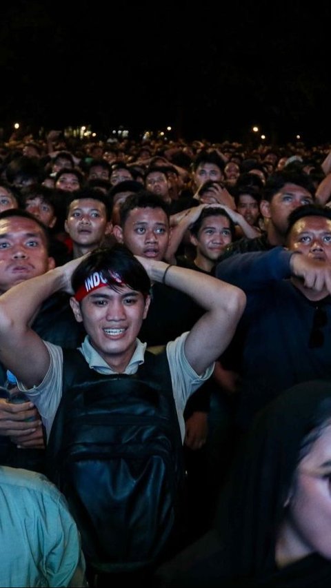 FOTO: Wajah-Wajah Tegang Penonton di GBK saat Nobar Indonesia vs Guinea di Playoff Olimpiade 2024