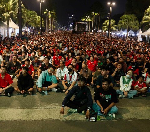 FOTO: Wajah-Wajah Tegang Penonton di GBK saat Nobar Indonesia vs Guinea di Playoff Olimpiade 2024
