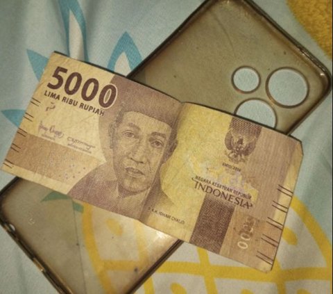 Sad Story of a Crumpled Rp5,000 Bill Behind a Phone Case, Silent Witness of Mother's Last Gift Before Passing Away