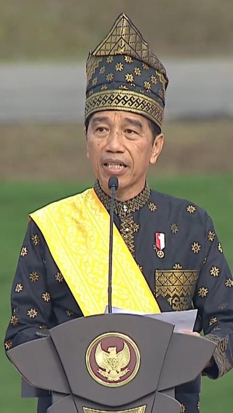 Pimpin Upacara Hari Lahir Pancasila di Blok Rokan Riau, Jokowi Pakai Baju Adat Teluk Belanga