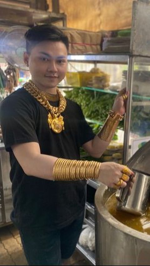 Dubbed the Golden Master, This Quirky Soup Seller Sells While Showing Off 70 Gold Pieces Worth Rp6 Billion