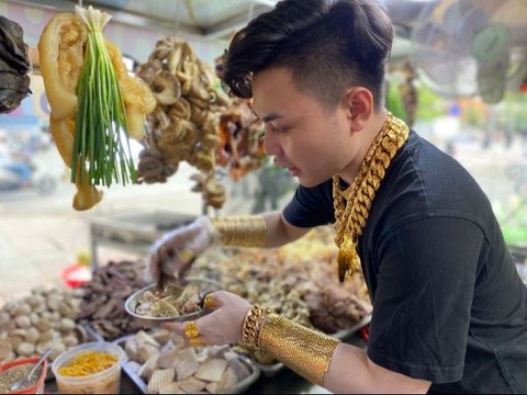 Dubbed the Golden Master, This Quirky Soup Seller Sells While Showing Off 70 Gold Pieces Worth Rp6 Billion