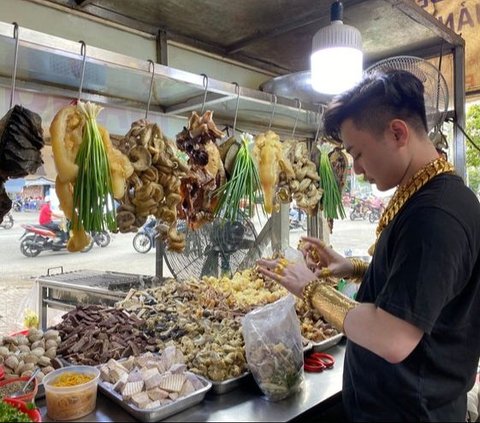 Dubbed the Golden Master, This Quirky Soup Seller Sells While Showing Off 70 Gold Pieces Worth Rp6 Billion