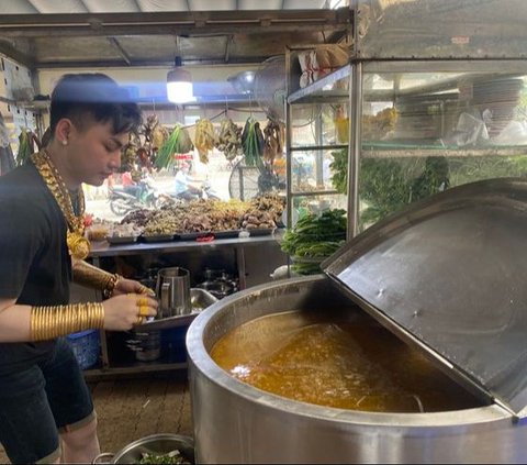 Dubbed the Golden Master, This Quirky Soup Seller Sells While Showing Off 70 Gold Pieces Worth Rp6 Billion