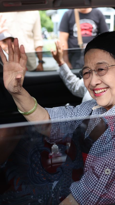 Buka Kaca Jendela Mobil & Tebar Senyum, Potret Megawati Sapa Kader & Masyarakat Ende NTT