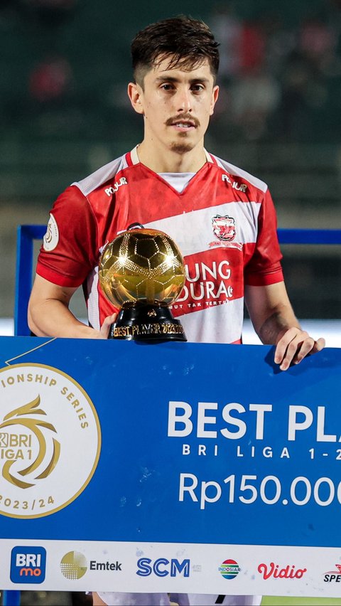 Gelandang Madura United, Francisco Rivera meraih penghargaan sebagai 'Best Player' atau Pemain Terbaik. Foto: Bola.com/Bagaskara Lazuardi