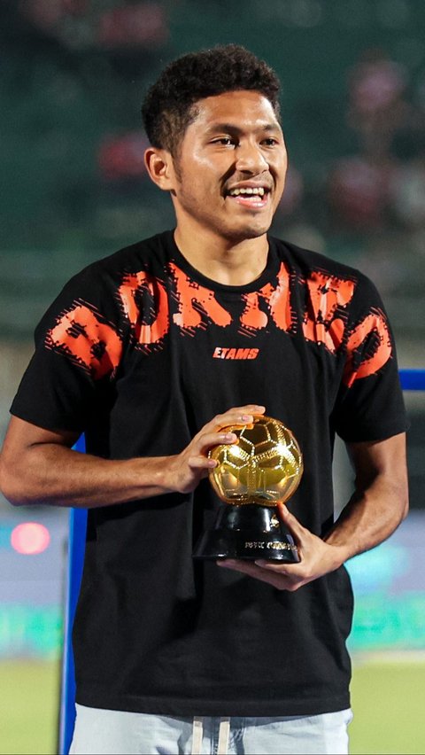 Pemain serba bisa Borneo FC, Fajar Fathur Rahman mendapat penghargaan Pemain Muda Terbaik. Foto: Bola.com/Bagaskara Lazuardi