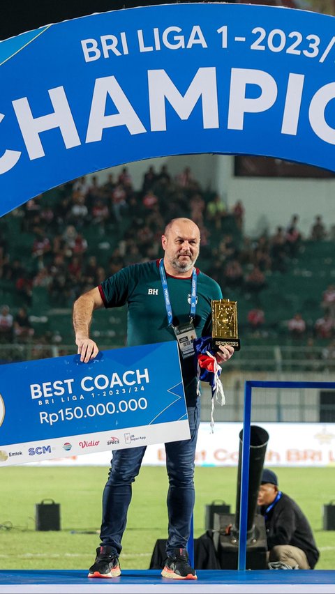 Pelatih Persib, Bojan Hodak meraih penghargaan sebagai Pelatih Terbaik setelah sukses membawa timnya juara. Foto: Bola.com/Bagaskara Lazuardi