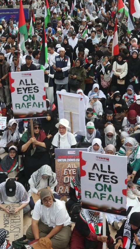 FOTO: Geruduk Kedubes AS, Massa Bela Palestina Serukan 'All Eyes On Rafah'