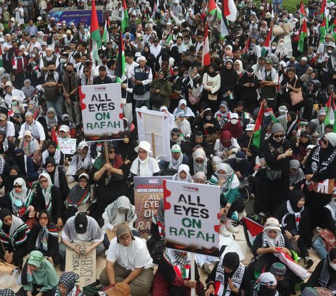 Ribuan orang turun ke jalan saat mengikuti aksi bela Palestina di depan Kedutaan Besar Amerika Serikat (AS), Jakarta, Sabtu (1/6/2024). Dalam aksi bertajuk 'All Eyes On Rafah', massa bela Palestina mengecam genosida Israel yang terjadi di Jalur Gaza. Foto: Merdeka.com/Imam Buhori