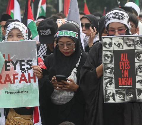 FOTO: Geruduk Kedubes AS, Massa Aksi Bela Palestina Serukan 'All Eyes On Rafah'