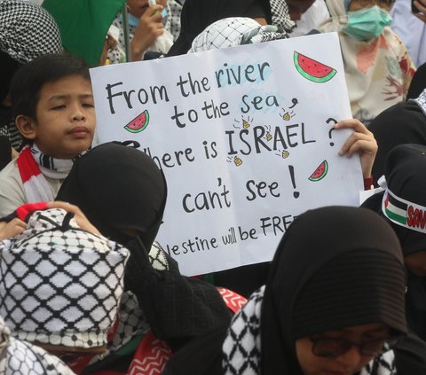 FOTO: Geruduk Kedubes AS, Massa Aksi Bela Palestina Serukan 'All Eyes On Rafah'