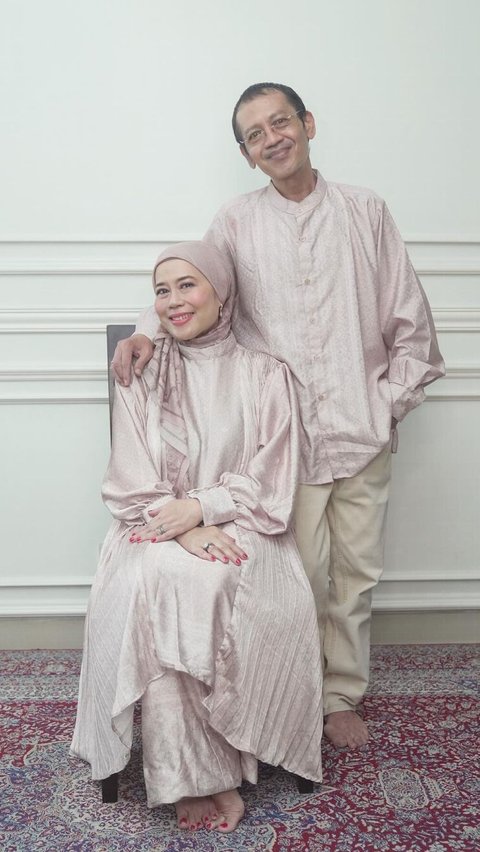 Menikah pada tahun 2008, kini Dewi Yull dan Srikaton telah genap 16 tahun menjadi suami istri.
