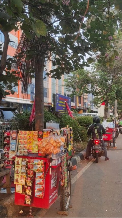 PKL Ini Jualan di Depan Spanduk Aturan Perda soal Larangan Berdagang di Pinggir Jalan