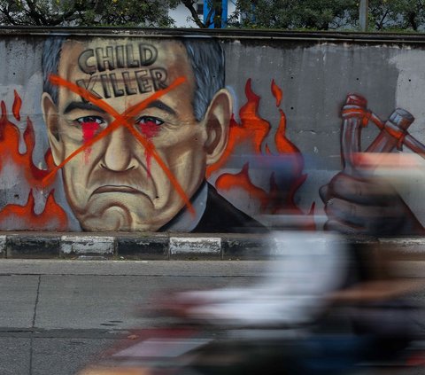 Sebuah mural dukungan untuk Palestina tampak menampilkan wajah Perdana Menteri Israel, Benjamin Netanyahu di sebuah tembok di kawasan Tanjung Barat, Jakarta, Sabtu (1/6/2024). Selain sebagai bentuk dukungan terhadap Palestina, mural ini juga menjadi wujud protes atas genosida Israel di Jalur Gaza. Foto: Liputan6.com/Herman Zakharia