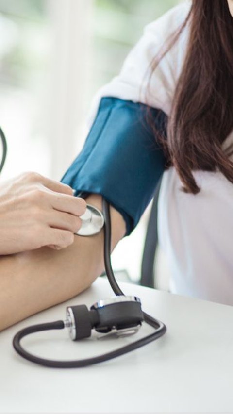 To Get Accurate Results, Doctors Share the Right Way to Measure Blood Pressure at Home