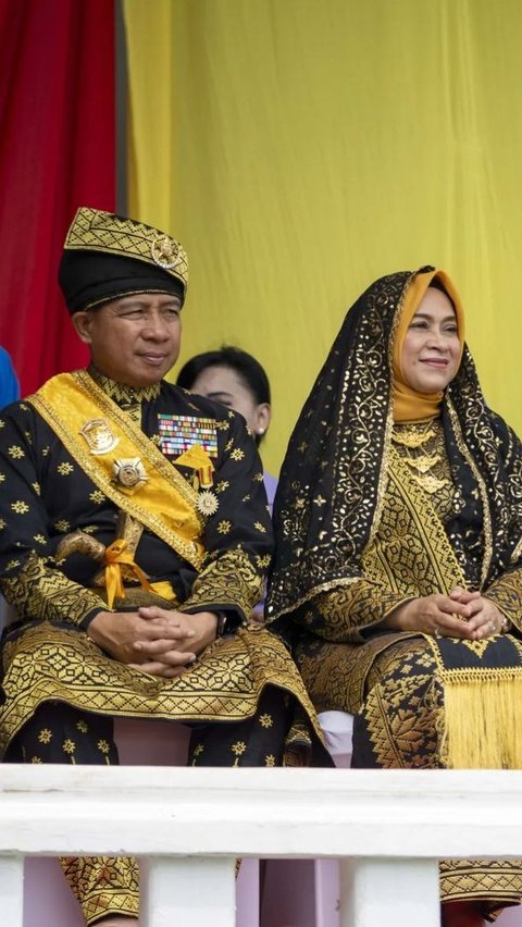 Dianugerahi Gelar 'Dato Seri Satria Bijaya Negara', Penampilan Panglima TNI & Istri Berpakaian Adat Keren Abis