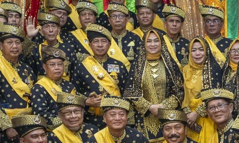 Dianugerahi Gelar 'Dato Seri Satria Bijaya Negara', Penampilan Panglima TNI & Istri Berpakaian Adat Keren Abis