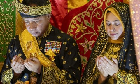 Dianugerahi Gelar 'Dato Seri Satria Bijaya Negara', Penampilan Panglima TNI & Istri Berpakaian Adat Keren Abis