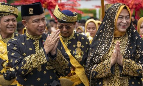 Dianugerahi Gelar 'Dato Seri Satria Bijaya Negara', Penampilan Panglima TNI & Istri Berpakaian Adat Keren Abis